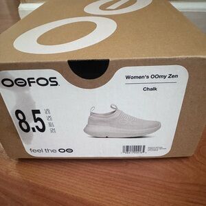 Women’s OOFOS, brand new!!